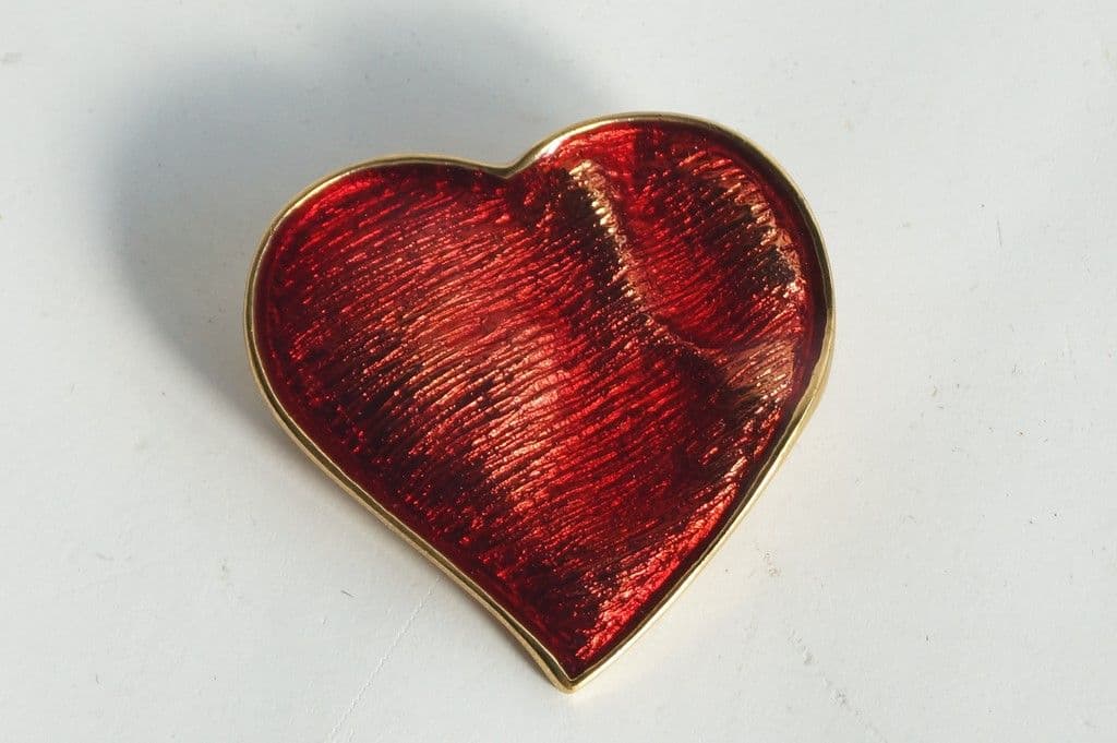 YVES SAINT LAURENT Broche Cœur émaillé rouge
